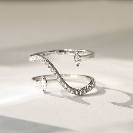 Atypický prsteň s moissanitmi Rishi