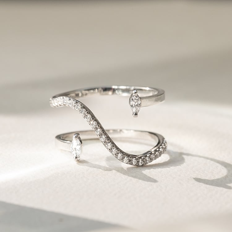 Atypický prsteň s moissanitmi Rishi 137322