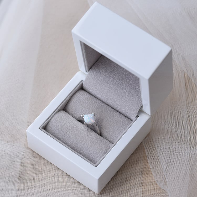 Prsteň s bielym opálom 72310