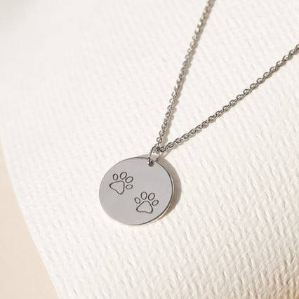 Strieborný prívesok s labkami a gravírom Charly