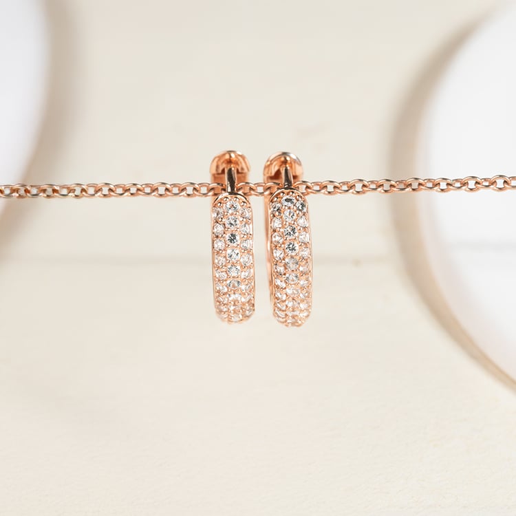 Strieborné pavé kruhové náušnice s bielymi topazmi Shaviv 149139