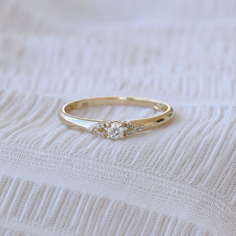 Strieborný prsteň s postrannými lab-grown diamantmi Vertmi 104493