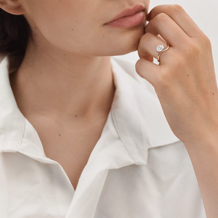 Zásnubný prsteň s oválnym lab-grown diamantom 154811