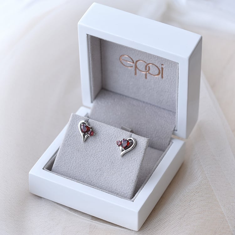 Srdiečkové granátové náušnice zo striebra 70950