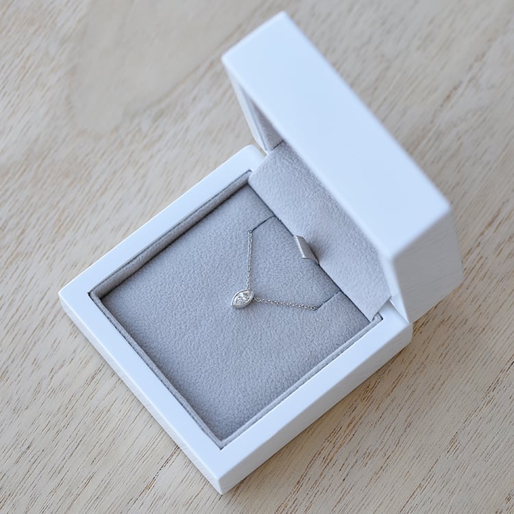 Zlatý náhrdelník s certifikovaným marquise diamantom 62669