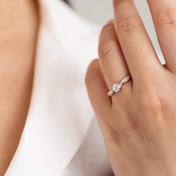 Zásnubný prepletaný prsteň s postrannými diamantmi Ljube 120541