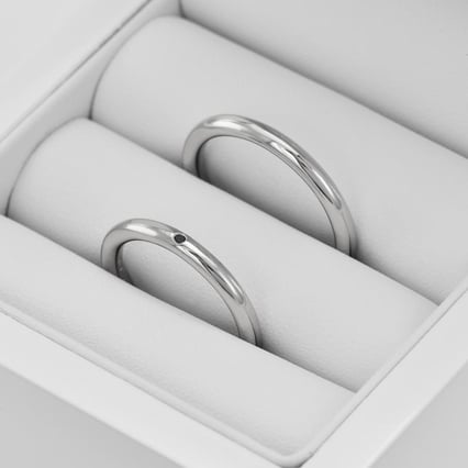 Svadobné jednoduché platinové obrúčky s čiernym diamantom Ralean