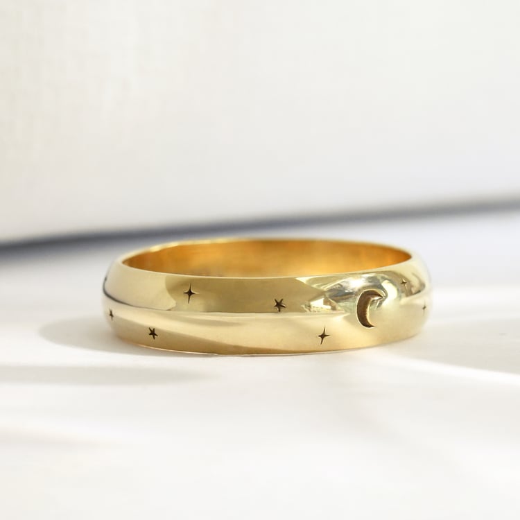 Svadobné obrúčky s gravírom hviezd a mesiaca Grove 118163