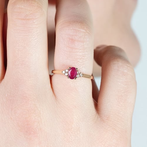 Zásnubný prsteň s rubínom a diamantmi Sheldo
