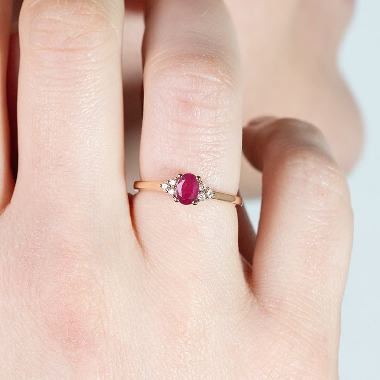 Zásnubný prsteň s rubínom a diamantmi Sheldo 152362