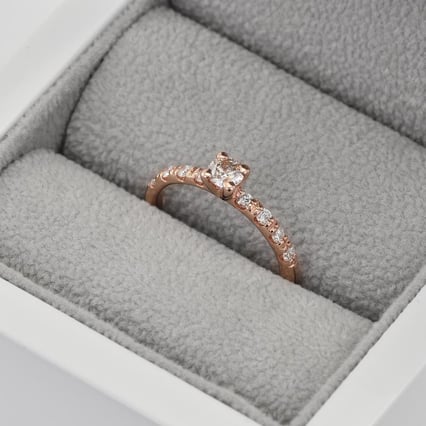 Zásnubný prsteň s lab-grown diamantmi Mae