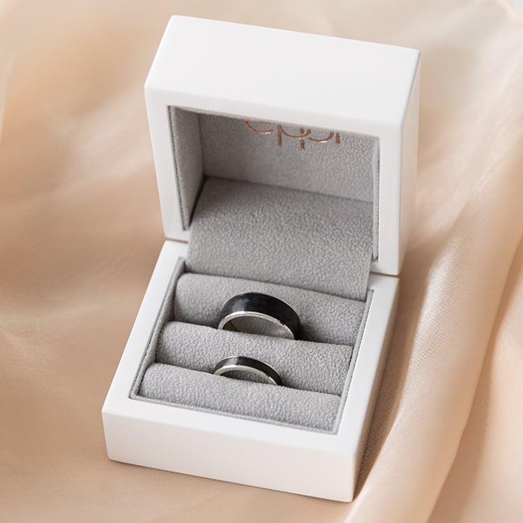 Mierne zaoblené snubné prstene z karbónu a zlata Cieran 97554