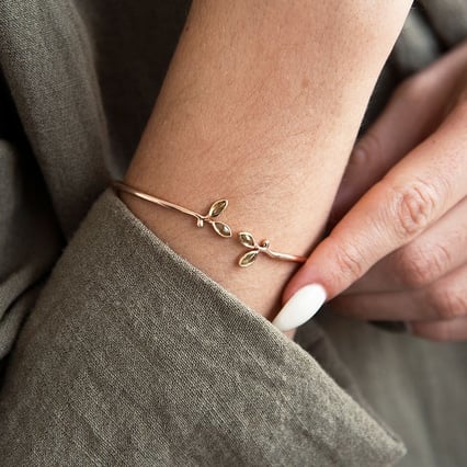 Zlatý minimalistický náramok s olivínovými lístky Halime