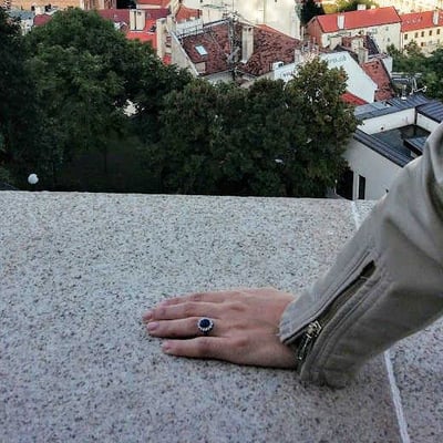 Zlatý prsteň so zafírom a diamantmi