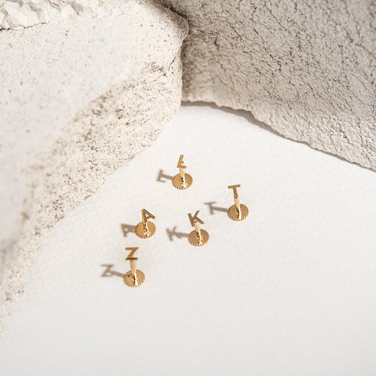Zlatá náušnica s písmenom Alfabet 107945