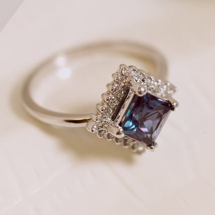 Prsteň s alexandritom a lab-grown diamantmi Kamal