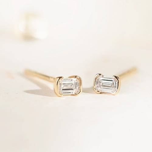 Minimalistické zlaté napichovacie náušnice s emerald diamantom Agata