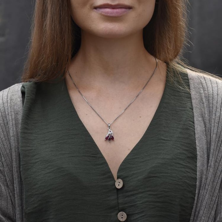 Strieborný náhrdelník s rubínmi a zirkónmi 49323