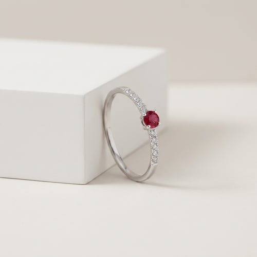 Strieborný prsteň s rubínom a bočnými lab-grown diamantmi Tyla