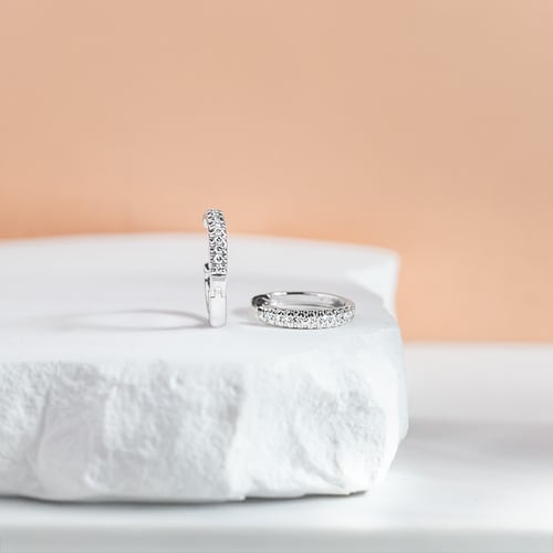 Elegantné kruhové naušnice s diamantami Gomati