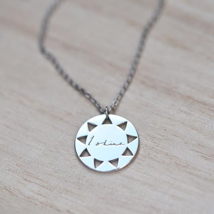 Strieborný prívesok z kolekcie #ZaNormalniHolky s gravírom I shine