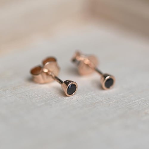 Minimalistické bezel náušnice s čiernymi diamantmi Viosa