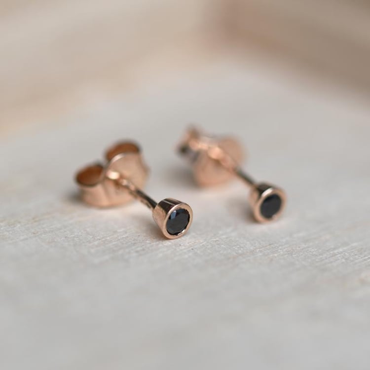 Bezel náušnice s diamantmi 49753