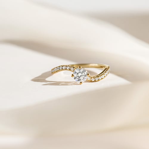 Atypický zásnubný prsteň s round moissanitom a lab-grown diamanty Elise