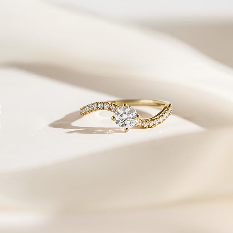 Zásnubný prsteň s round moissanitom 155151