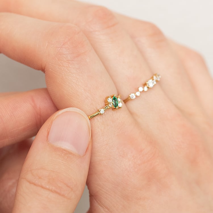 Strieborný cluster prsteň s lab-grown smaragdom a diamantmi Atan 139001