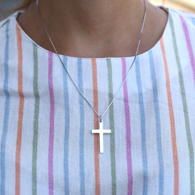 Strieborný prívesok v tvare kríža 47586