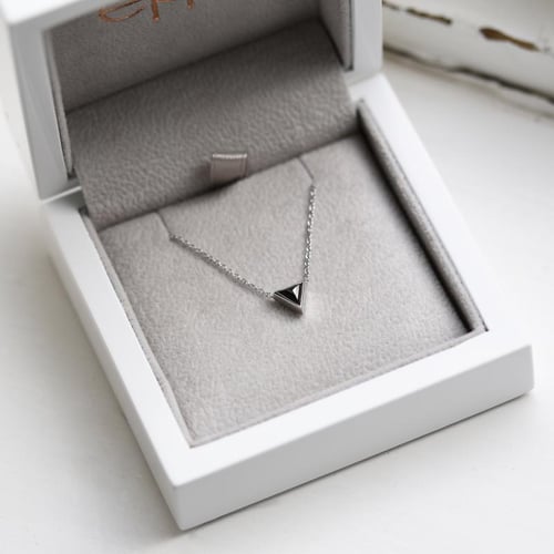 Zlatý náhrdelník s čiernym triangle diamantom Agila