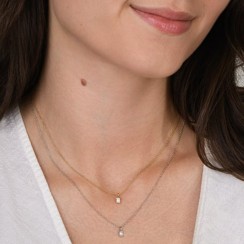 Minimalistický prívesok zo striebra s emerald diamantom Lias