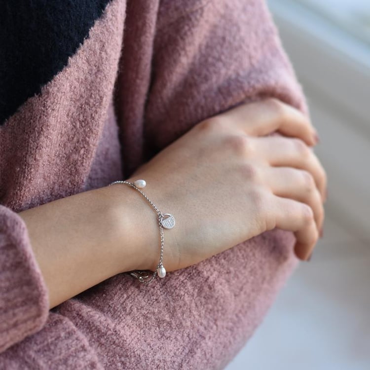 Romantický strieborný náramok s perlami a zirkónmi 51917