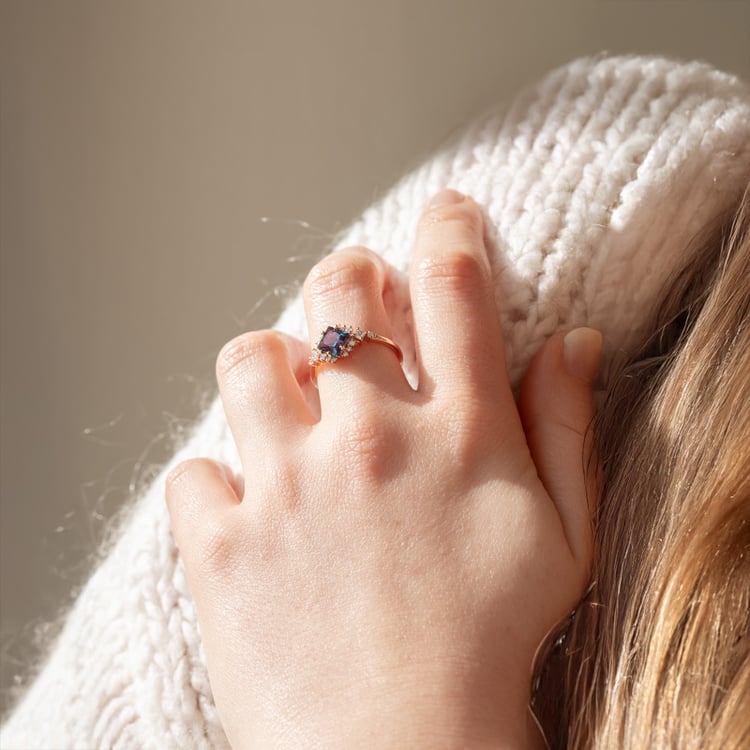 Zásnubný prsteň s princess alexandritom a moissanitmi Nairne 151460