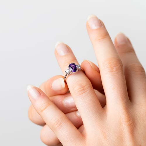 Zásnubný prsteň s ametystom a lab-grown diamantmi Brink