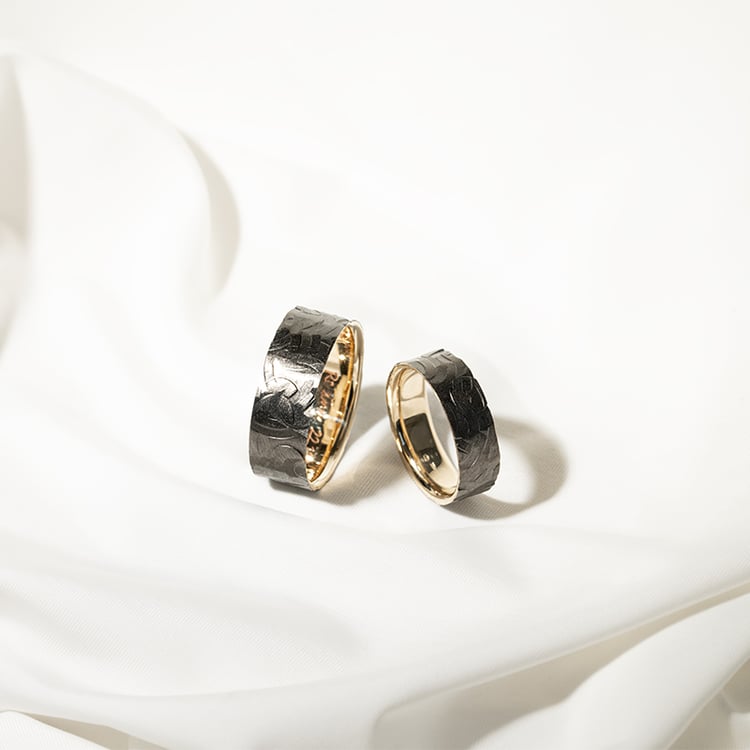 Zlaté svadobné prstene s reliéfnym povrchom a čiernym ruténiom Susam 129722