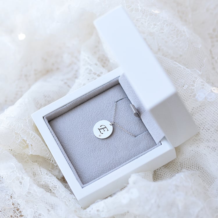 Prívesok s gravírom písmena E 61369