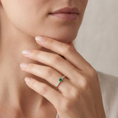 Strieborný prsteň so smaragdom a bočnými lab-grown diamantmi Nikey