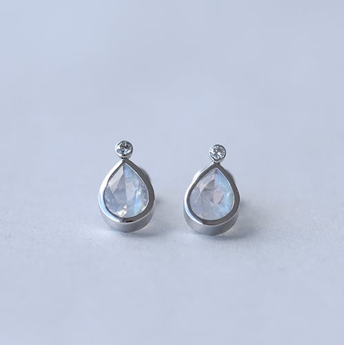 Zlaté náušnice s pear mesačnými kameňmi a diamanty so skrutkovacím zapínaním Ola