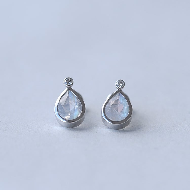 Zlaté náušnice s pear mesačnými kameňmi a diamanty 65610