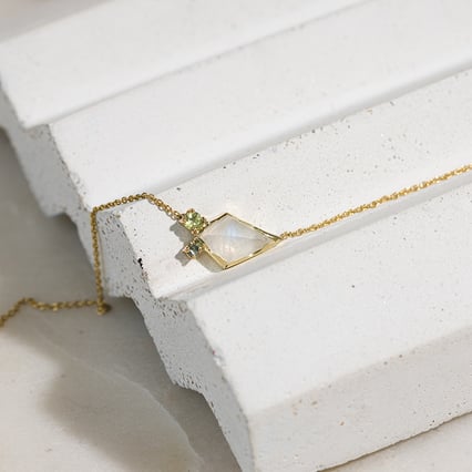 Náhrdelník s mesačným kameňom, olivínom a tsavorit granátom Luca