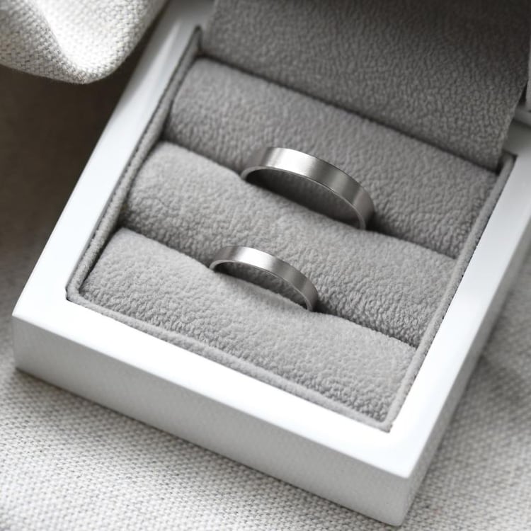 Ploché matné prstene z bieleho zlata 49520