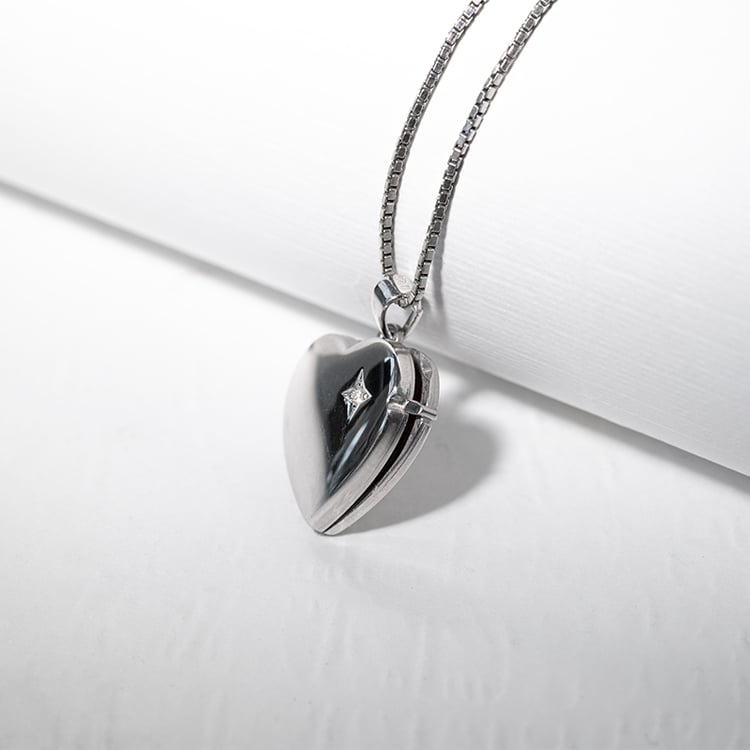 Srdiečkový medailón zo striebra s diamantom 128637