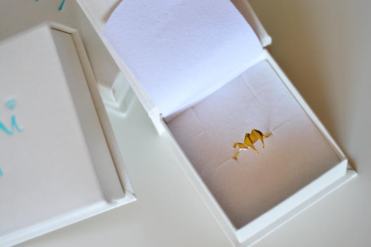 Strieborný pozlátený prsteň s ťavou 9886