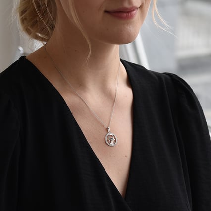 Prívesok v tvare ruky so zafírom Hamsa