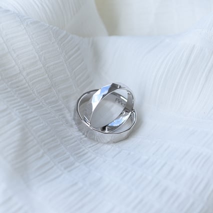 Zlaté svadobné obrúčky so vzorom Kybe