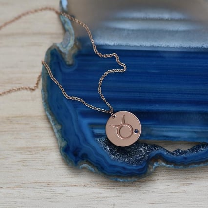 Zlatý prívesok so znamením a zafírom Býk