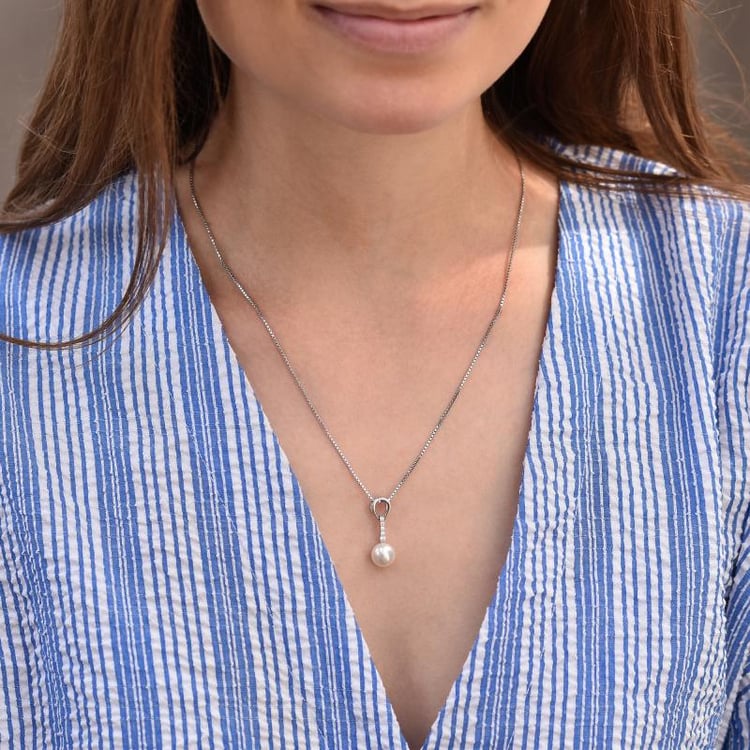 Jemný strieborný náhrdelník s bielou perlou Ladona 44317