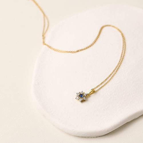 Elegantný prívesok v tvare kvetu so zafírom a prírodnými diamantmi Aarav